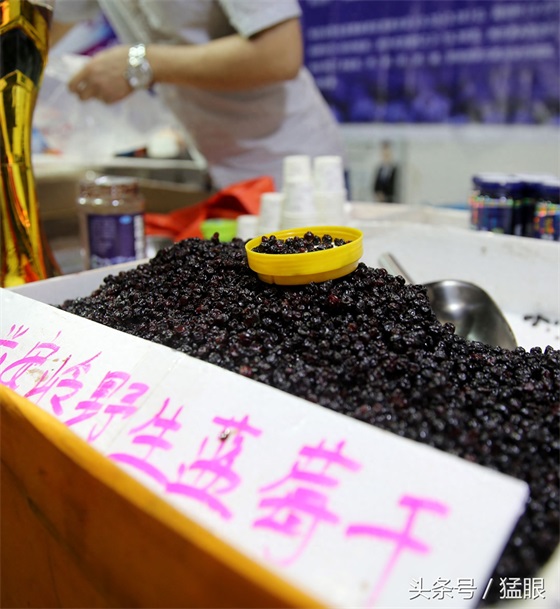 野生蓝莓干每斤50至60元不等,展销会小伙叫卖,顾客真假难辨