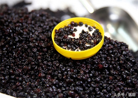 野生蓝莓干每斤50至60元不等,展销会小伙叫卖,顾客真假难辨