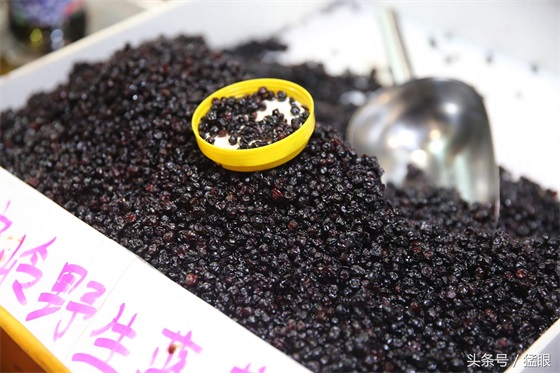 野生蓝莓干每斤50至60元不等,展销会小伙叫卖,顾客真假难辨