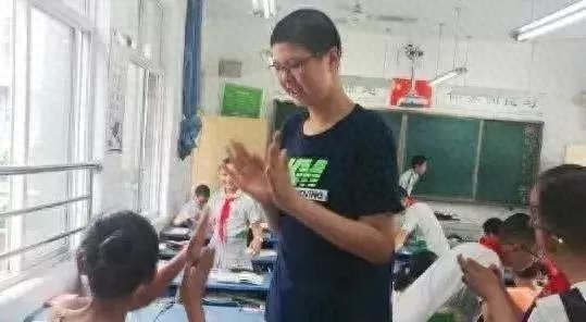 全球最高小学生,11岁2.06米,网友:将来姚明都矮他一头