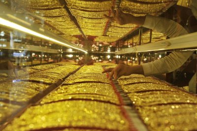 ​县城小街，挤满金店