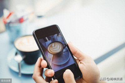 ​“玩手机”用英语怎么说？“play the phone”?