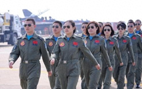 何晓莉，八一飞行表演队中队长，曾两次参加大阅兵，32岁上尉军衔