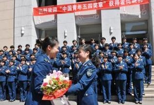 何晓莉，八一飞行表演队中队长，曾两次参加大阅兵，32岁上尉军衔