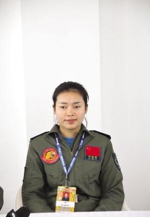 何晓莉，八一飞行表演队中队长，曾两次参加大阅兵，32岁上尉军衔
