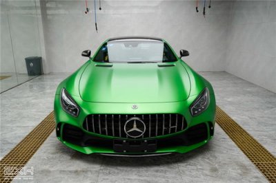 ​汽车玻璃膜雨天可以贴膜吗(汽车玻璃膜雨天可以贴膜吗有影响吗)