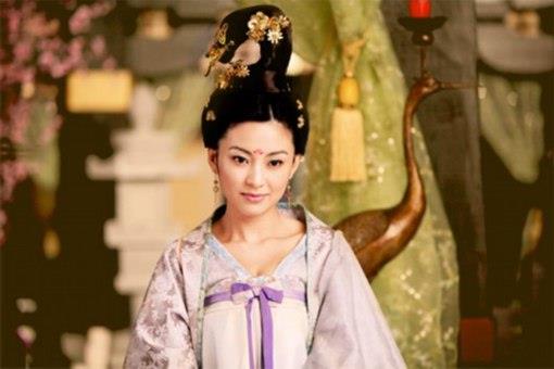 武则天杀了上官婉儿一家,为什么上官婉儿还对她很忠心