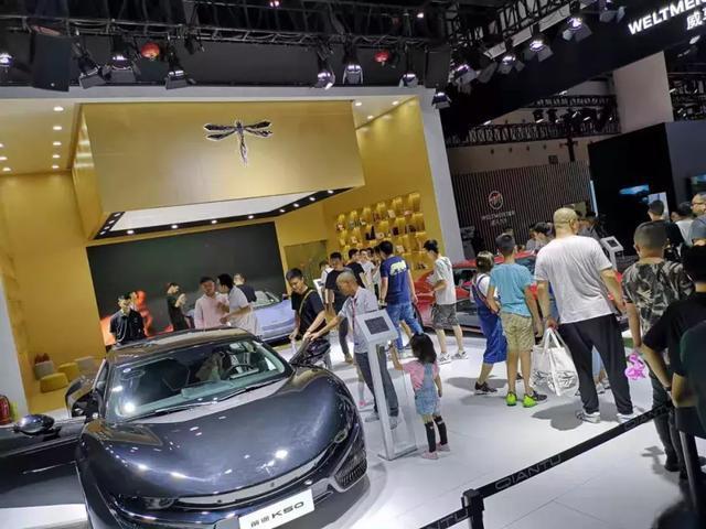 成都人为啥那么爱豪车?看看车展各大豪华品牌展台便知晓-