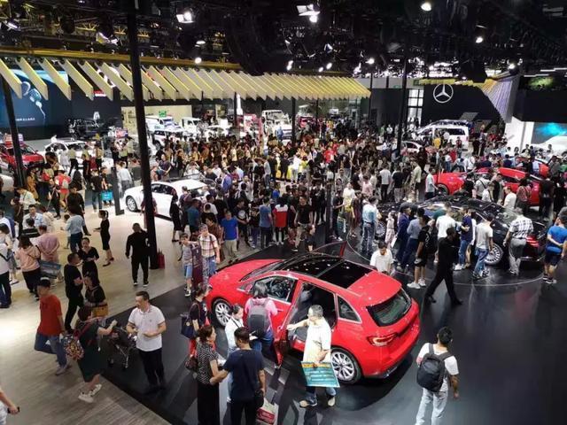 成都人为啥那么爱豪车?看看车展各大豪华品牌展台便知晓-