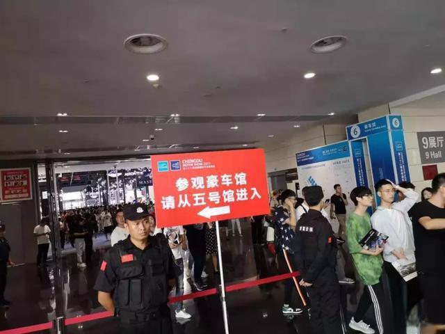 成都人为啥那么爱豪车?看看车展各大豪华品牌展台便知晓-