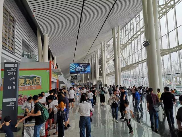 成都人为啥那么爱豪车?看看车展各大豪华品牌展台便知晓-