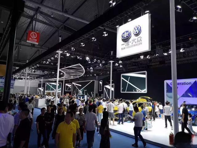 成都人为啥那么爱豪车?看看车展各大豪华品牌展台便知晓-