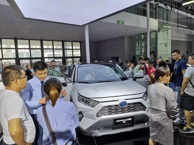 成都人为啥那么爱豪车?看看车展各大豪华品牌展台便知晓-