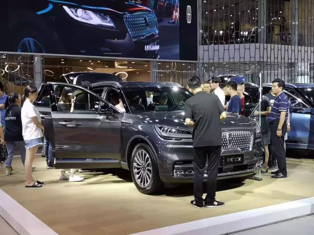 成都人为啥那么爱豪车?看看车展各大豪华品牌展台便知晓-