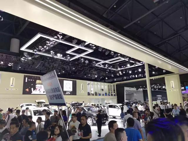 成都人为啥那么爱豪车?看看车展各大豪华品牌展台便知晓-