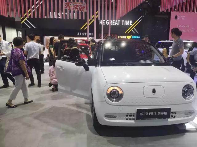 成都人为啥那么爱豪车?看看车展各大豪华品牌展台便知晓-