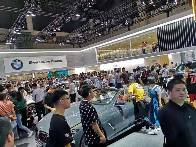 成都人为啥那么爱豪车?看看车展各大豪华品牌展台便知晓-