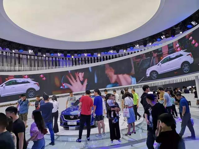成都人为啥那么爱豪车?看看车展各大豪华品牌展台便知晓-