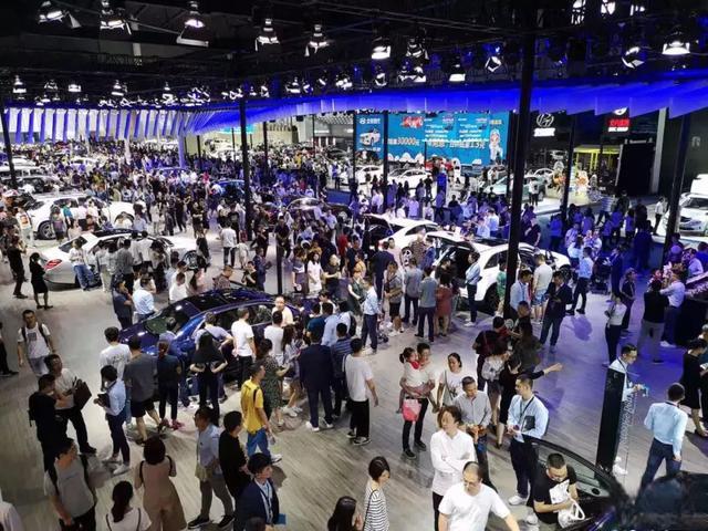 成都人为啥那么爱豪车?看看车展各大豪华品牌展台便知晓-