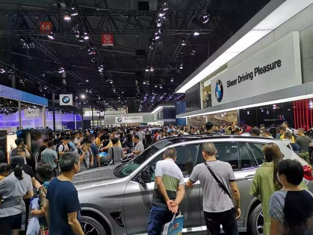 成都人为啥那么爱豪车?看看车展各大豪华品牌展台便知晓-