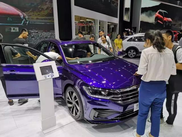 成都人为啥那么爱豪车?看看车展各大豪华品牌展台便知晓-