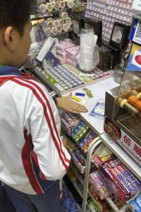 ​“拍”见胜负！“烟卡”游戏成小学生新宠，小小烟盒背后藏隐忧