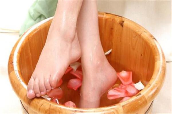 夏天泡脚出汗好吗 夏天泡脚怎么泡 夏天泡脚出汗好吗 夏天泡脚怎么泡