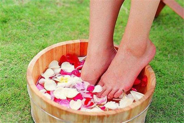 夏天泡脚出汗好吗 夏天泡脚怎么泡 夏天泡脚出汗好吗 夏天泡脚怎么泡