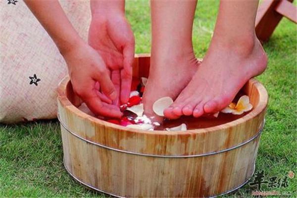 夏天泡脚出汗好吗 夏天泡脚怎么泡 夏天泡脚出汗好吗 夏天泡脚怎么泡