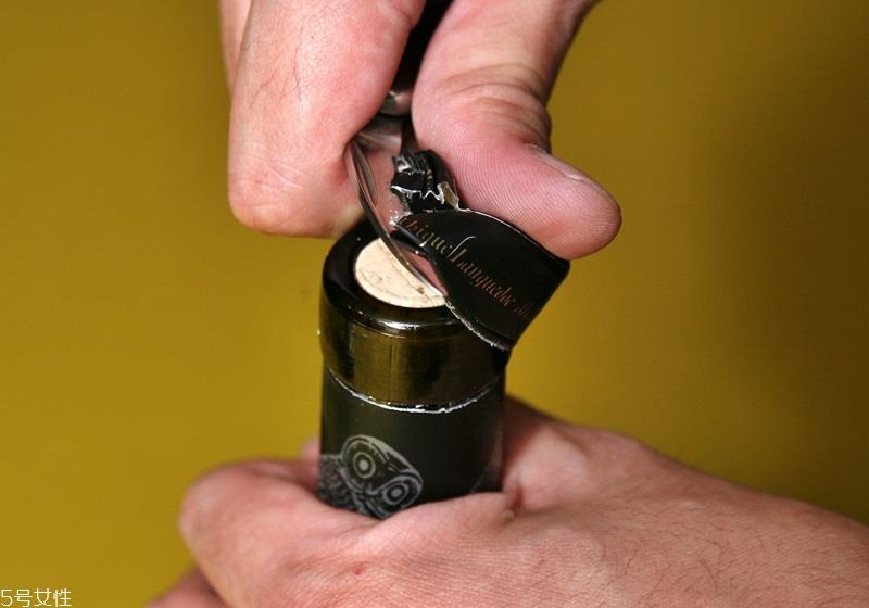 葡萄酒怎么用开瓶器开 4种开瓶器的使用方法 葡萄酒怎么用开瓶器开 4种开瓶器的使用方法