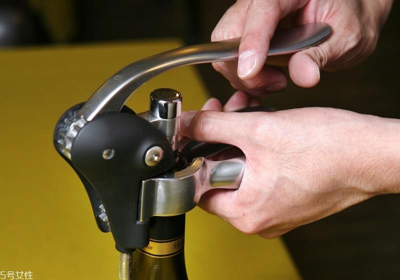 葡萄酒怎么用开瓶器开 4种开瓶器的使用方法 葡萄酒怎么用开瓶器开 4种开瓶器的使用方法