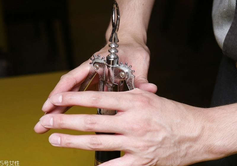 葡萄酒怎么用开瓶器开 4种开瓶器的使用方法 葡萄酒怎么用开瓶器开 4种开瓶器的使用方法