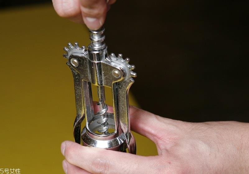 葡萄酒怎么用开瓶器开 4种开瓶器的使用方法 葡萄酒怎么用开瓶器开 4种开瓶器的使用方法