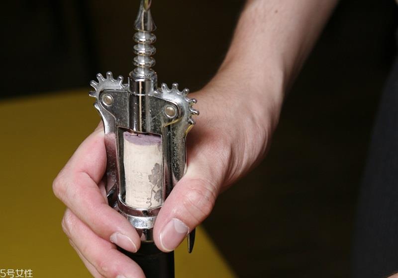 葡萄酒怎么用开瓶器开 4种开瓶器的使用方法 葡萄酒怎么用开瓶器开 4种开瓶器的使用方法