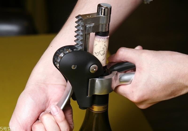 葡萄酒怎么用开瓶器开 4种开瓶器的使用方法 葡萄酒怎么用开瓶器开 4种开瓶器的使用方法