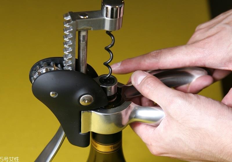 葡萄酒怎么用开瓶器开 4种开瓶器的使用方法 葡萄酒怎么用开瓶器开 4种开瓶器的使用方法