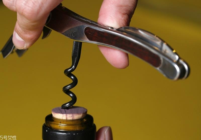 葡萄酒怎么用开瓶器开 4种开瓶器的使用方法 葡萄酒怎么用开瓶器开 4种开瓶器的使用方法