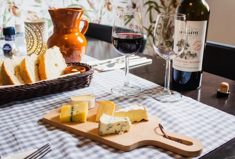 洋葱泡红酒的功效与作用 洋葱泡红酒的副作用