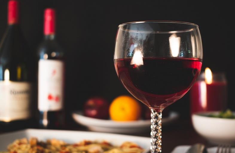 喝红酒的好处和坏处 喝红酒的好处与功效 喝红酒的好处和坏处 喝红酒的好处与功效