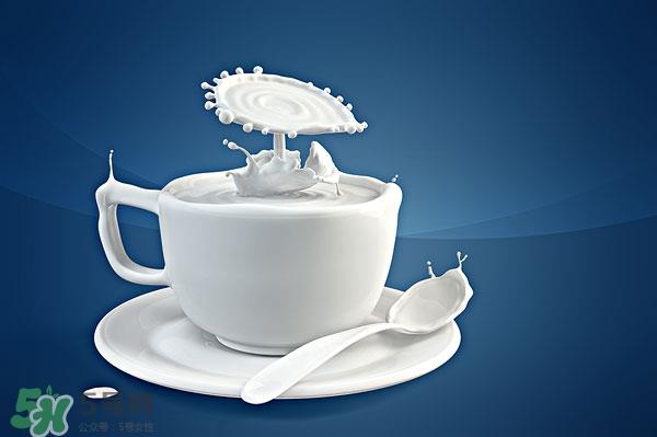 牛奶可以加蜂蜜吗 牛奶加峰蜜可以一起喝吗 牛奶可以加蜂蜜吗 牛奶加峰蜜可以一起喝吗