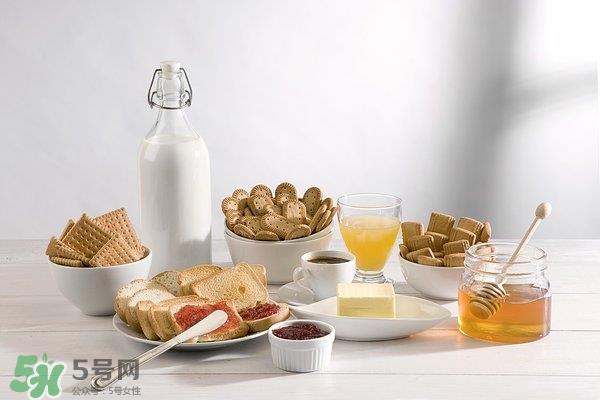 牛奶可以加蜂蜜吗 牛奶加峰蜜可以一起喝吗 牛奶可以加蜂蜜吗 牛奶加峰蜜可以一起喝吗