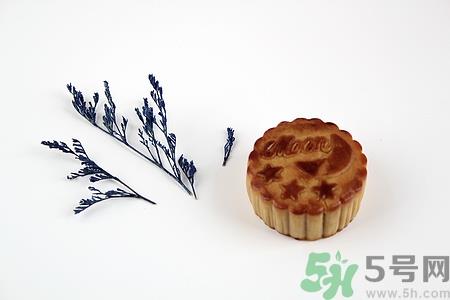 吃月饼可以喝牛奶吗?吃月饼喝牛奶可以吗 吃月饼可以喝牛奶吗?吃月饼喝牛奶可以吗