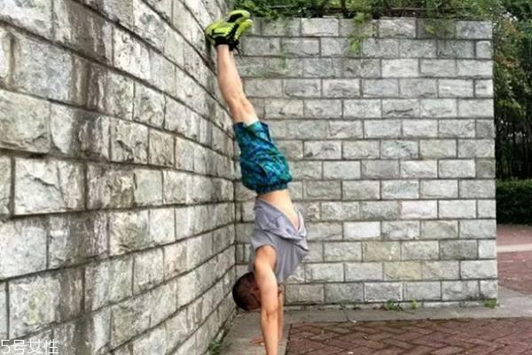 腿倒立靠墙能减肥吗 腿倒立靠墙减肥效果 腿倒立靠墙能减肥吗 腿倒立靠墙减肥效果