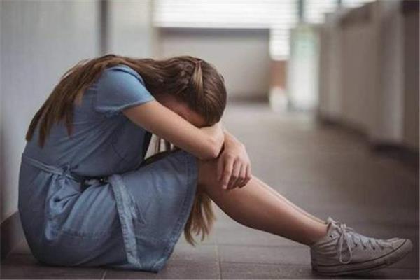 自卑会导致抑郁吗 自卑心理的主要表现 自卑会导致抑郁吗 自卑心理的主要表现