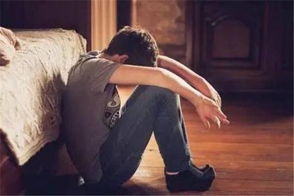 自卑会导致抑郁吗 自卑心理的主要表现 自卑会导致抑郁吗 自卑心理的主要表现