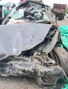 ​夫妻驾驶特斯拉坠崖身亡！行车数据莫名消失、车速诡异、家属收到蹊跷来电…最