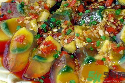 皮蛋可以和葱一起吃吗?皮蛋能和葱同吃吗? 皮蛋可以和葱一起吃吗?皮蛋能和葱同吃吗?