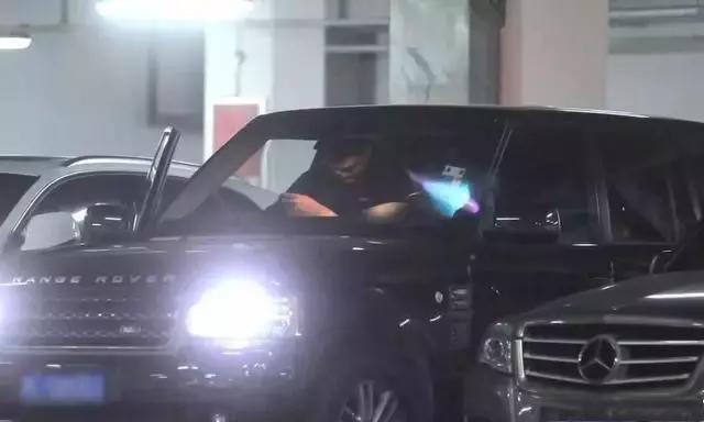 身高2米26的姚明，他究竟开什么车？-