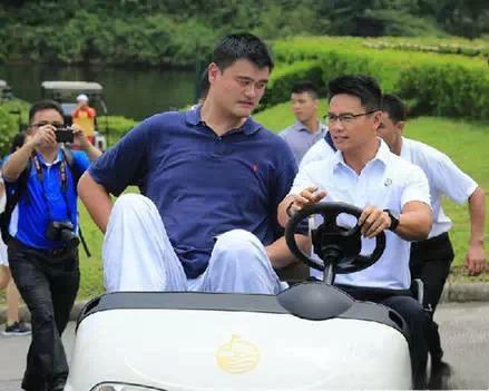 身高2米26的姚明，他究竟开什么车？-