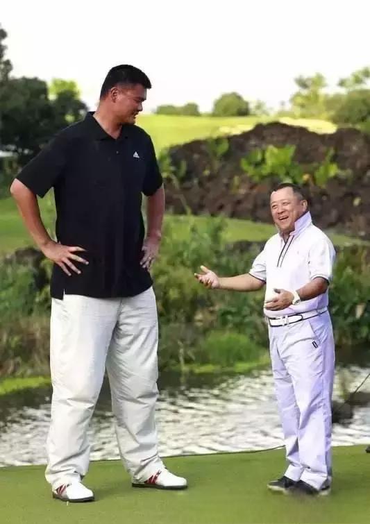 身高2米26的姚明，他究竟开什么车？-